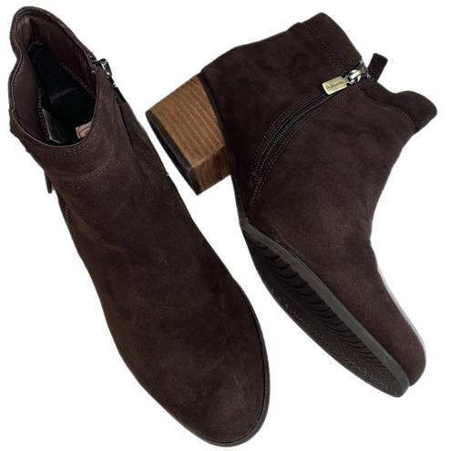 Blondo  “Isaac” Waterproof, dark brown suede ankle booties. Size 10. EUC