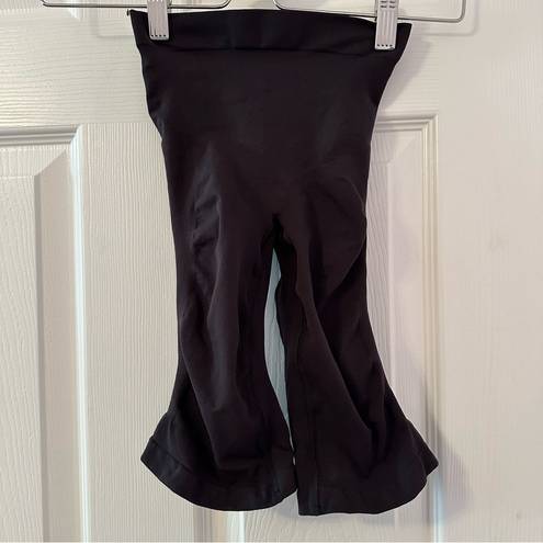 SKIMS 38.  SEAMLESS SCULPT ONYX SHORTS SMALL/MEDIUM