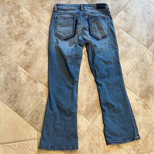 Hidden Jeans  crop flare mid rise medium wash denim size 27 / 4 women’s stretch