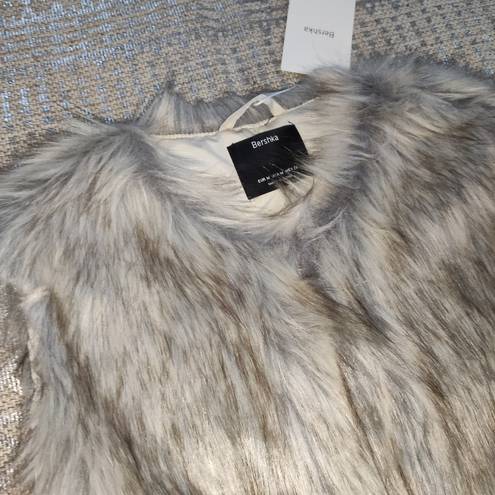 Bershka faux fur vest size M , new with tag