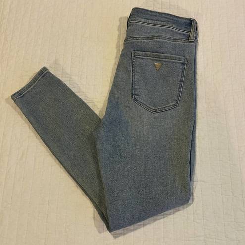 Guess Women’s Skinny Jeans / Distressed Knee / Size 30