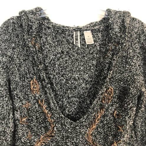 BKE  Embroidered V-Neck Gray Pullover Sweater Size Medium