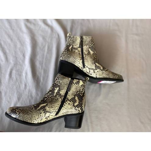 Blondo  Waterproof Elvina Snakeskin Cream Black Ankle Boots Size 8 NWOT