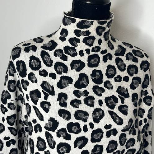 Tahari  size Large Mock neck knit sweater in Leopard Print