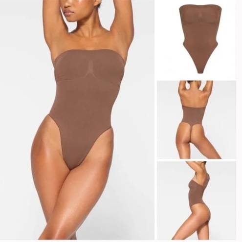 SKIMS NEW  Seamless Sculpt Strapless Thong Shapewear Bodysuit Brown L