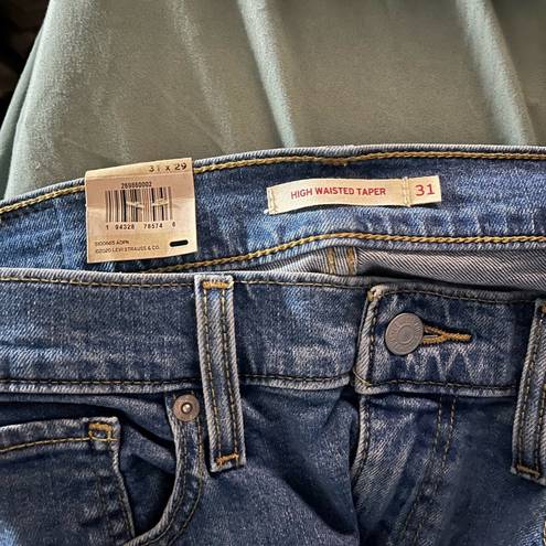 Levi’s New With Tags  High Waisted Mom Jeans In Size 31!!