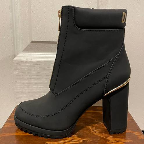 DKNY NWT  Logan Lug Sole Boot Black With Gold Metal Detail Size 7