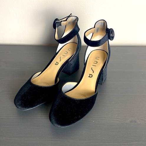 Unisa  Round Toe Ankle Strap Velvet Black
Block Heel