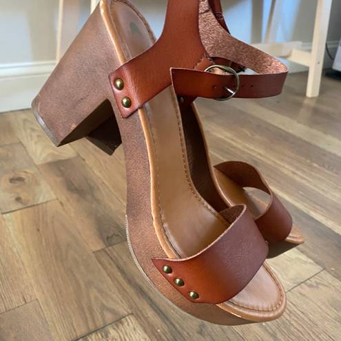 Big Buddha Brown Platform Heels Size 11