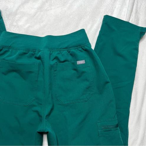 FIGS Catarina one pocket shirt and Zamora Jogger Scrubs Set in Green