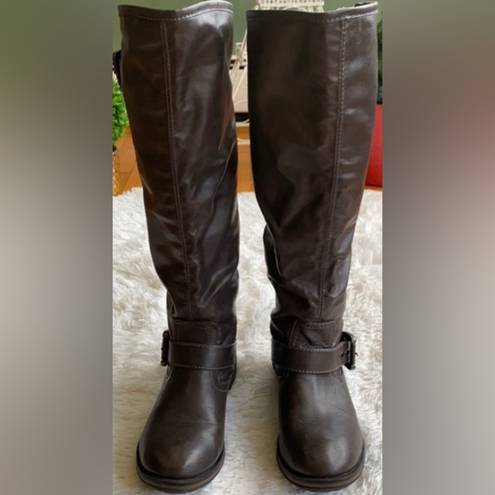 American Eagle Women’s knee high buckles round toe leather boots, size 6.5