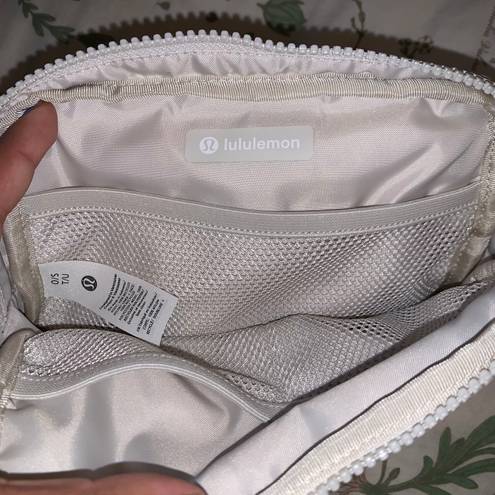 Lululemon Everywhere Belt Bag 1L Wordmark White Opal