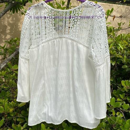 Buttons 👚White top/blouse w/lace detail & front . Either M or L. Never worn.