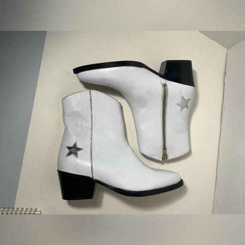 Krass&co Thursday boot , white and silver ankle, cowboy boots with star. 6.5