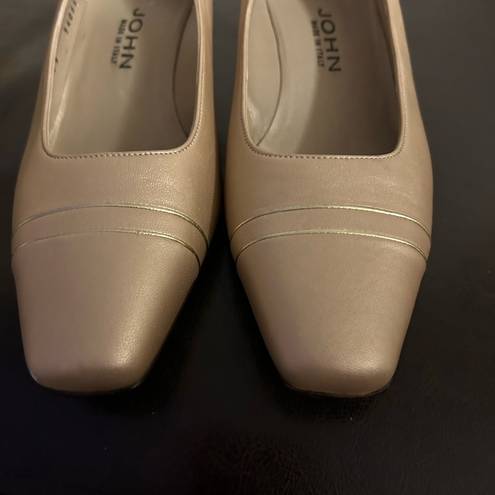 St. John Women's Light Beige Leather Pumps - Size [size]6B