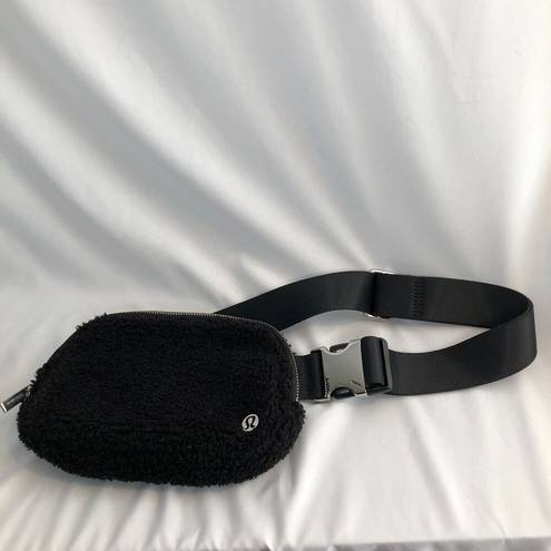 Lululemon  Athletica Everywhere Fleece Belt Bag (Black)