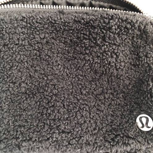 Lululemon  Athletica Everywhere Fleece Belt Bag (Black)