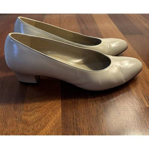 Salvatore Ferragamo  Cream Leather Heels Pumps Shoes Size 6 1/2B Almond Toe Shape