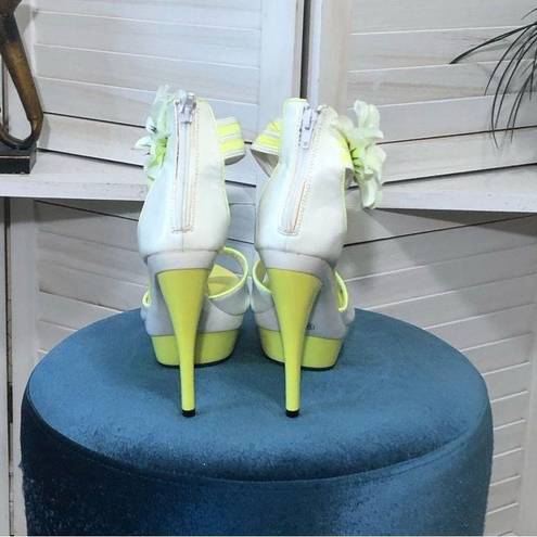 Daisy NWOT white yellow vegan patent leather 3D  appliqué 5” platform sandal sz 9