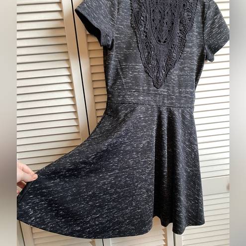 Alya Francesca’s Short Sleeve Mini Dress Gray with Lace Overlay Cut Out Small