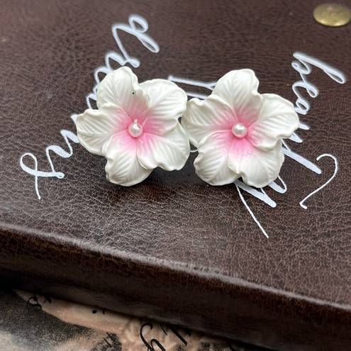 Daisy Vintage White  Bohemian Stud Earrings