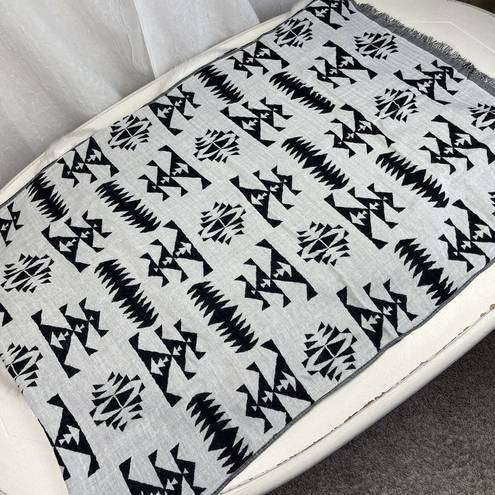 Forever 21 ❄️ Black White Southwestern Print Blanket Scarf Double Sided 2 in 1 