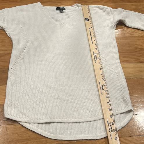 a.n.a  womens off white  vneck sweater size medium.