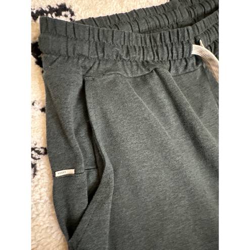 Vuori  Woman’s Green Joggers Size Medium