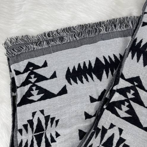 Forever 21 ❄️ Black White Southwestern Print Blanket Scarf Double Sided 2 in 1 