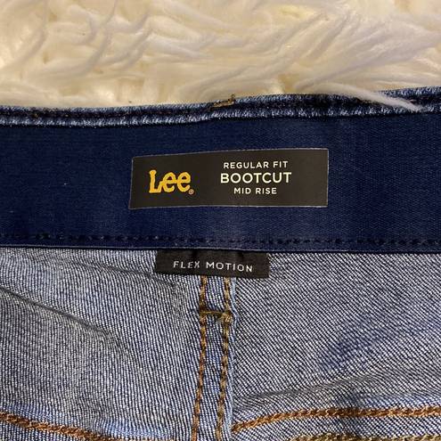 Lee  Regular Bootcut Mid Rise Jeans size 14L excellent condition inseam 32”