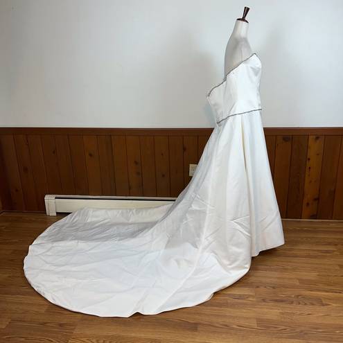 None Gorgeous New Boutique A Line Wedding Gown!