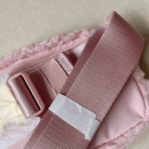 Lululemon everywhere belt bag 1L fleece pink/gold