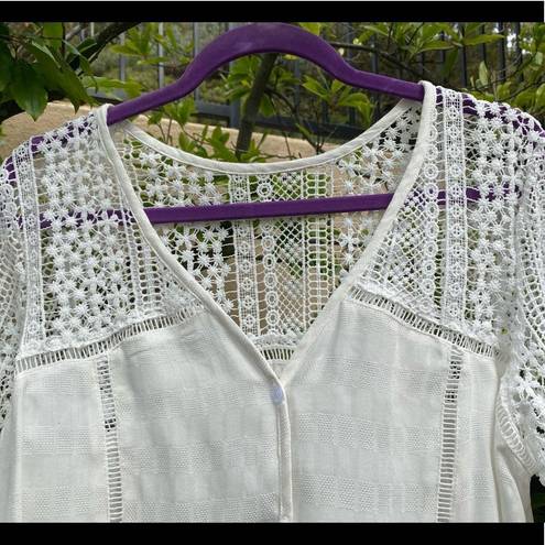 Buttons 👚White top/blouse w/lace detail & front . Either M or L. Never worn.