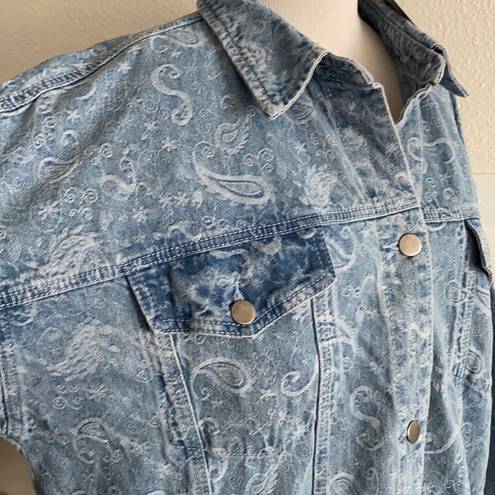 Le lis NWT Les Lis Collection Embossed Paisley Denim Trucker Jacket | Blue | Large