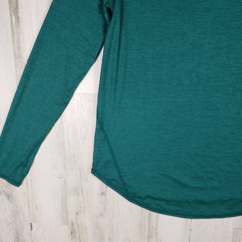 Xersion NWT  Quick Dry Green long Sleeve V-Neck Shirt Women's Size Small