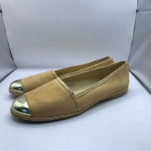 Stuart Weitzman  Womens Beige Flats Nubuc Tipradille Size 9.5M Suede Used 74368