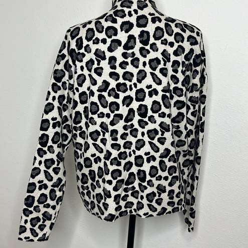 Tahari  size Large Mock neck knit sweater in Leopard Print