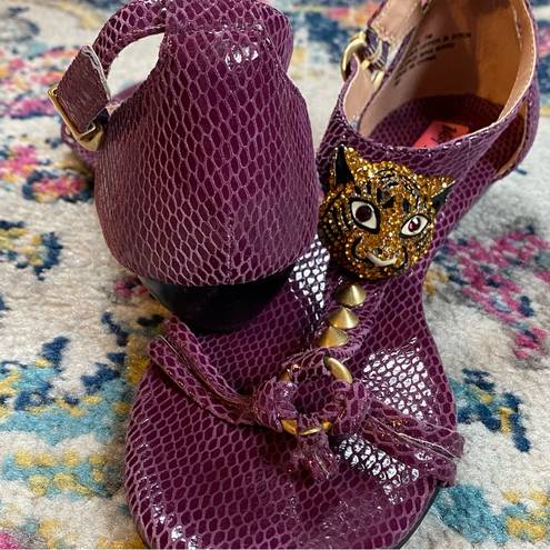 Betsey Johnson  Kahluua Purple Flat T-strap Tiger Head Embellished Sandals