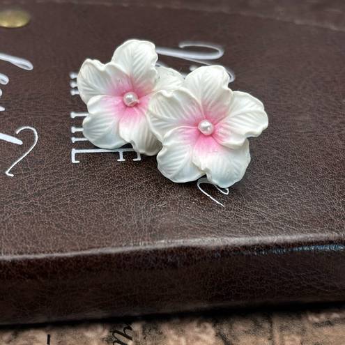 Daisy Vintage White  Bohemian Stud Earrings