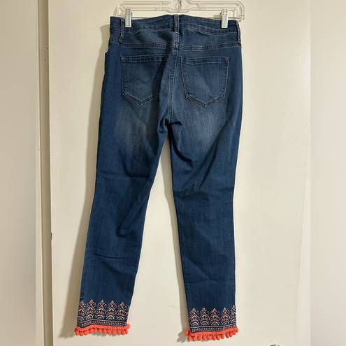 Crown & Ivy NWOT  Straight Leg Jeans with Design on bottom size 4