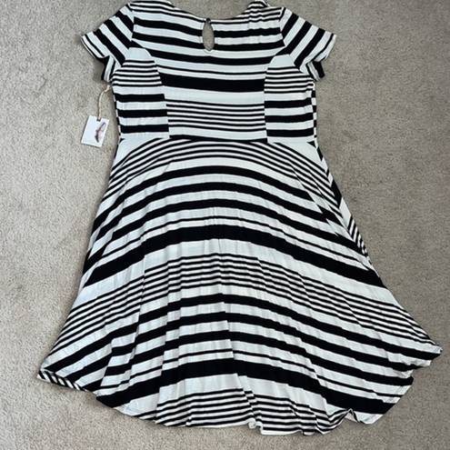 Jessica Simpson NWT beautiful & stretchy  maternity dress w/ fit & flare‎ style