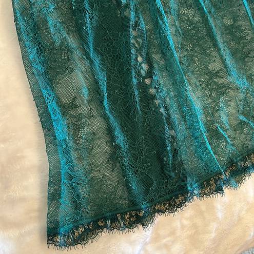 Victoria's Secret ✨ VTG Victoria’s Secret Emerald Green lace slip with gold details in M