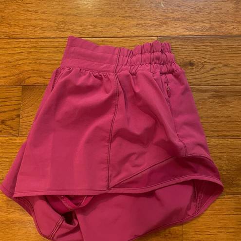 Lululemon  Hotty Hot Low Rise 2.5” Shorts Size 8 Ripened Raspberry Pink