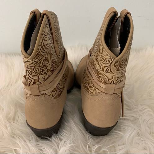 Dingo NWOB Boho Tan  Stamped Ankle Cowboy Boots Size 10M