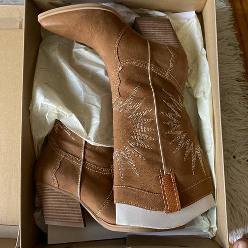 Cute Cowgirl embroidered mid calf boots, size 6 Brown