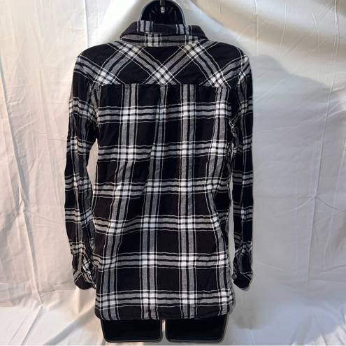 Well Worn  Long Sleeve Button Down Women’s Flannel Size Small Black And White