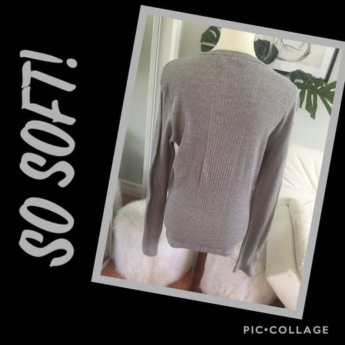 DKNY  Gray Long Sleeved Crew Neck Ribbed Design Lightweight Sweater Size M