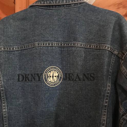 DKNY AMAZING VINTAGE BLUE DARK WASH  JEANS LOGO SPELLOUT GRAPHIC BUTTON UP DENIM JACKET