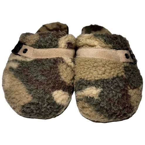 Vintage Havana  Women’s 6.5 Green Tan Multi Camouflage Ricky Fuzzy Fleece Clogs