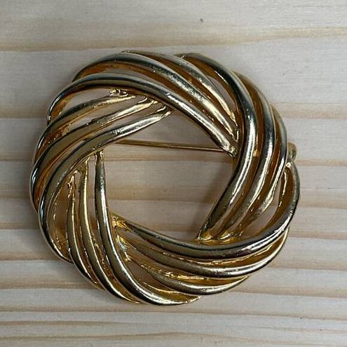 Twisted Gold Tone Round  Rope Knot Brooch